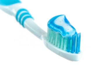 CBDやCBDは虫歯や歯周病に作用する？CBD配合の歯磨き粉とは？